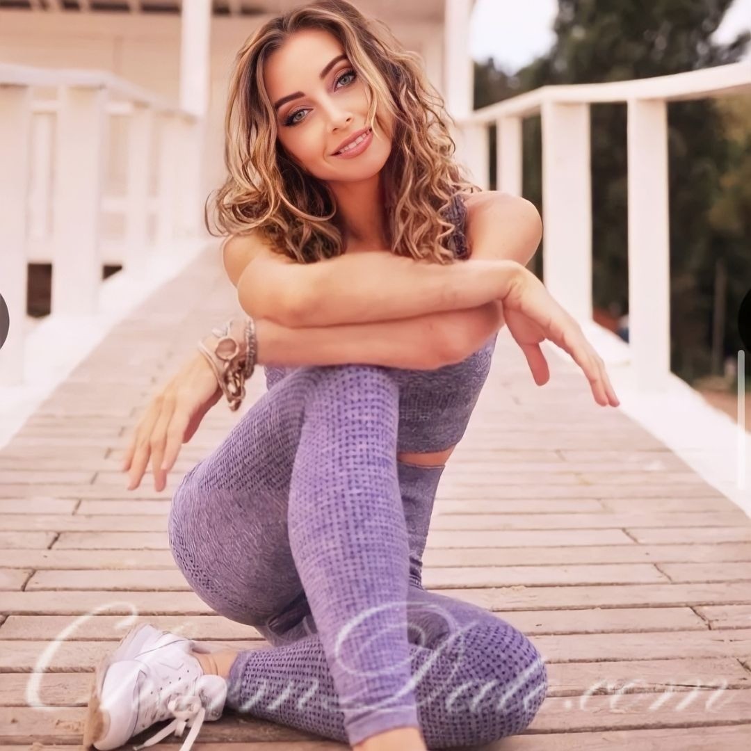 #GirlOfTheDay "I want us to be able to do whatever we want, we can laugh and pillow fight and do crazy things." --- Anastasia #charmdate #instahotgirl #hotgirlsummer #feralgirl #sexy #activegirls
